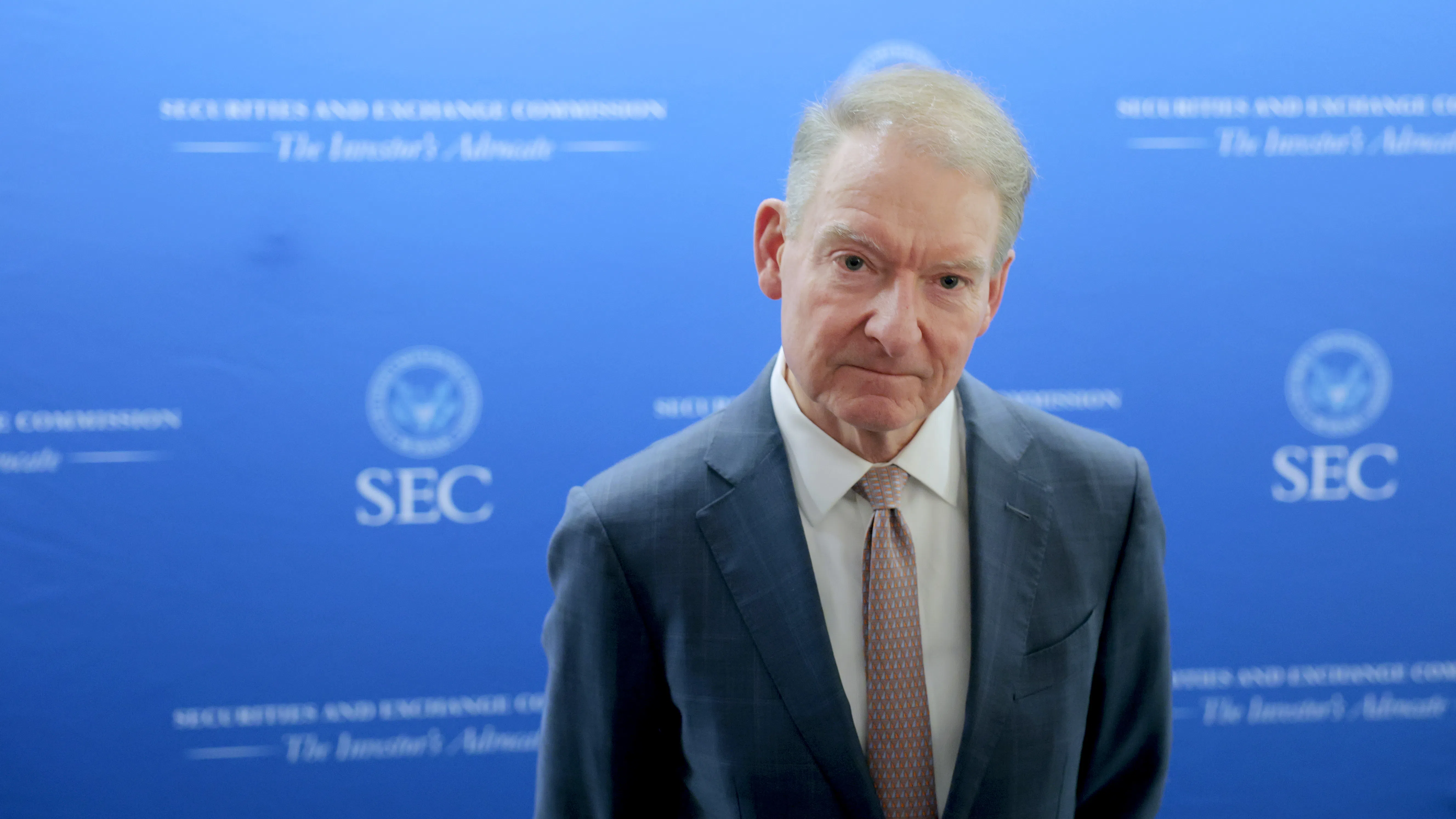 Регулаторът на Уолстрийт обещава край на тримесечното отчитане