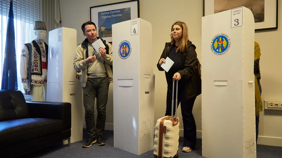 Проевропейската партия води на изборите в Молдова с висок залог
