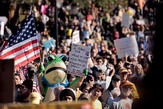 Сериозните причини зад несериозните костюми на протести