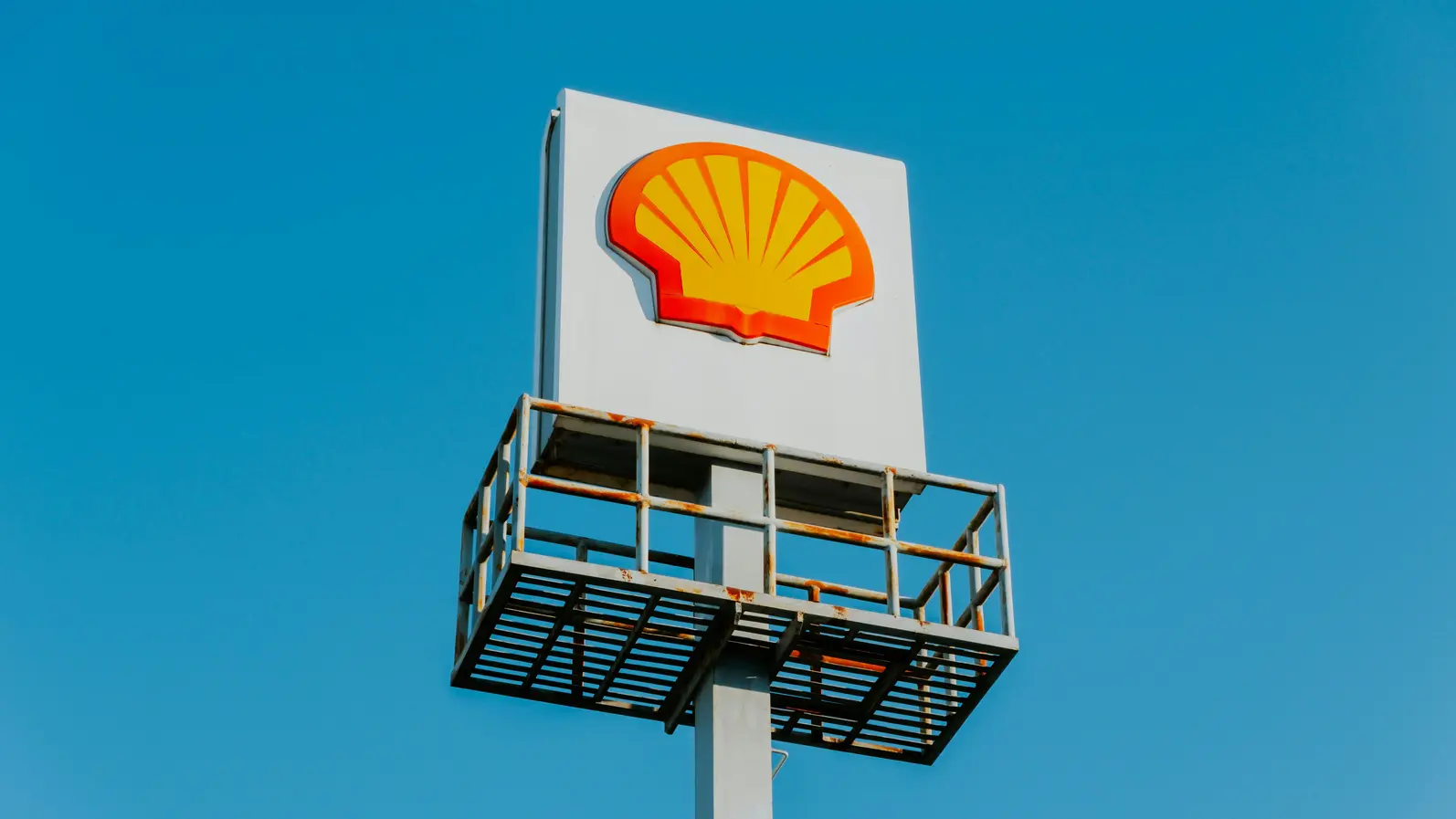 Печалбата на Shell почти се е удвоила, преработката на петрол носи рекордни приходи