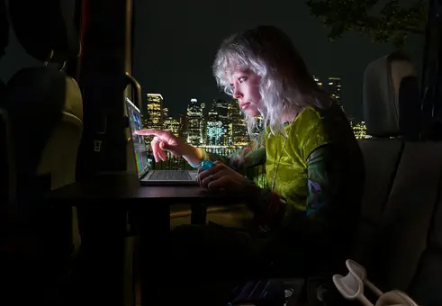 Apple години наред отхвърляше идеята за MacBook с тъчскрийн. Какво я разубеди?