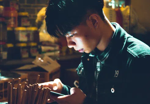 Китай ограничава способността на AI да влияе върху човешките емоции