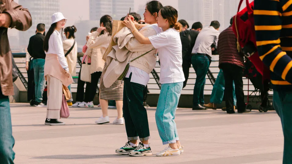 Влакове, круизи, концерти: Ще накара ли Китай потребителите да харчат повече