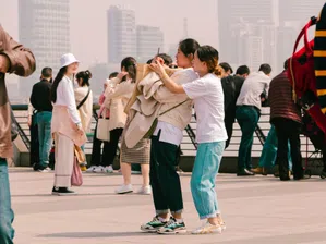 Влакове, круизи, концерти: Ще накара ли Китай потребителите да харчат повече