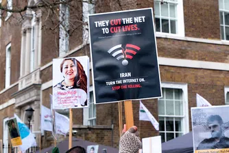Иран започва да излиза от дигиталното затъмнение, но бъдещето на мрежата остава несигурно