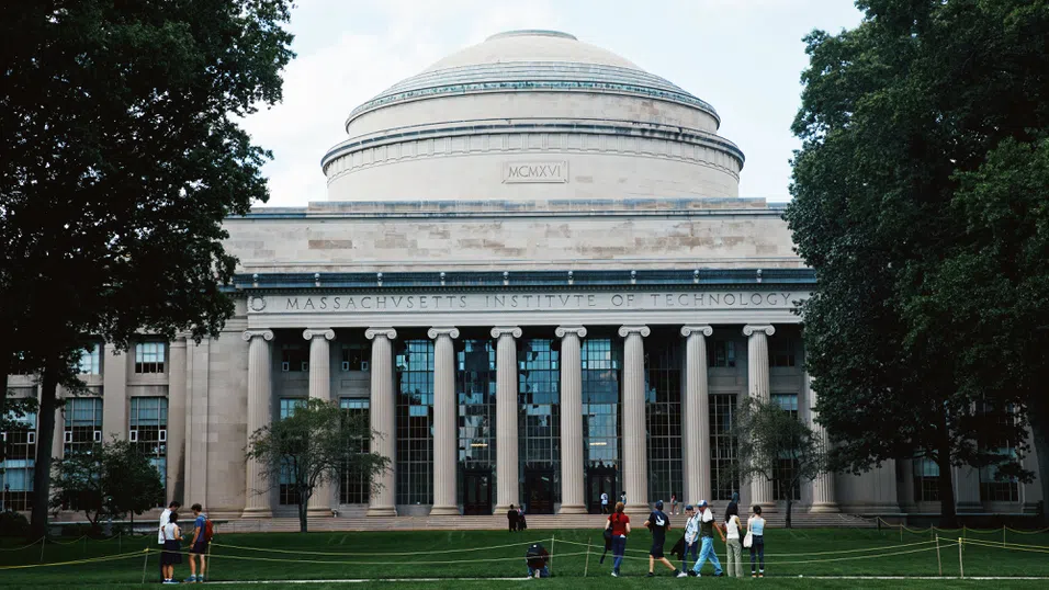 Най-добрите университети в САЩ за високоплатени кариери във финансите, технологиите и консултантския бизнес