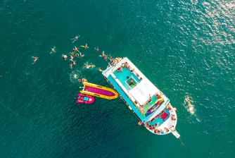 След няколко години работа по яхти, Елла Питърс основава собствен бизнес. През компанията си Superyacht Nanny тя предлага обучение за жени, които искат да се занимават с това