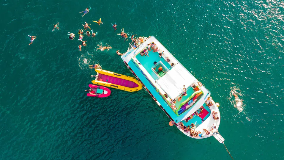 С деца в открито море. Търси се бавачка на яхта за 400 долара на ден