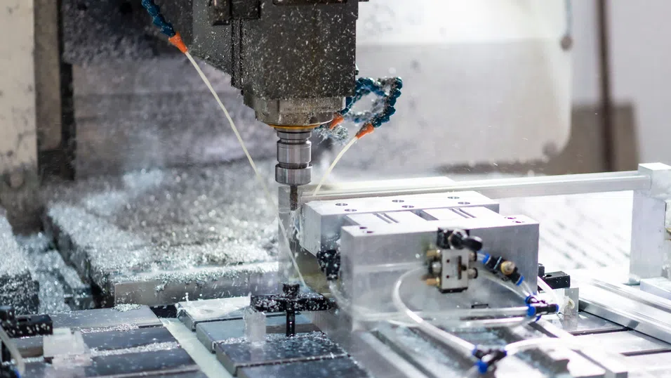 Атаките на Иран срещу производители на алуминий изпращат „шокови вълни“ през пазара на метали