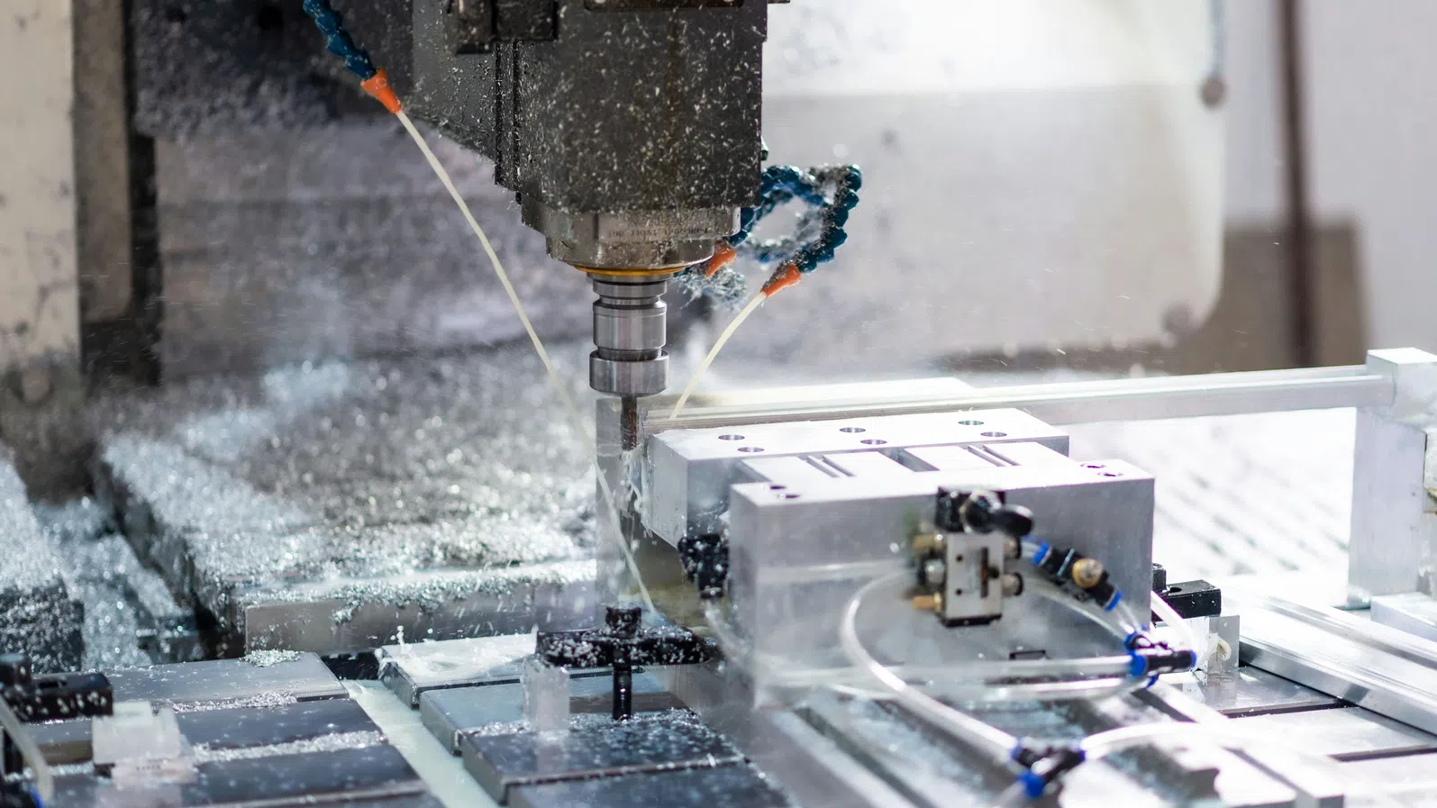 Атаките на Иран срещу производители на алуминий изпращат „шокови вълни“ през пазара на метали