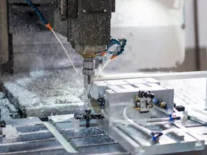 Атаките на Иран срещу производители на алуминий изпращат „шокови вълни“ през пазара на метали