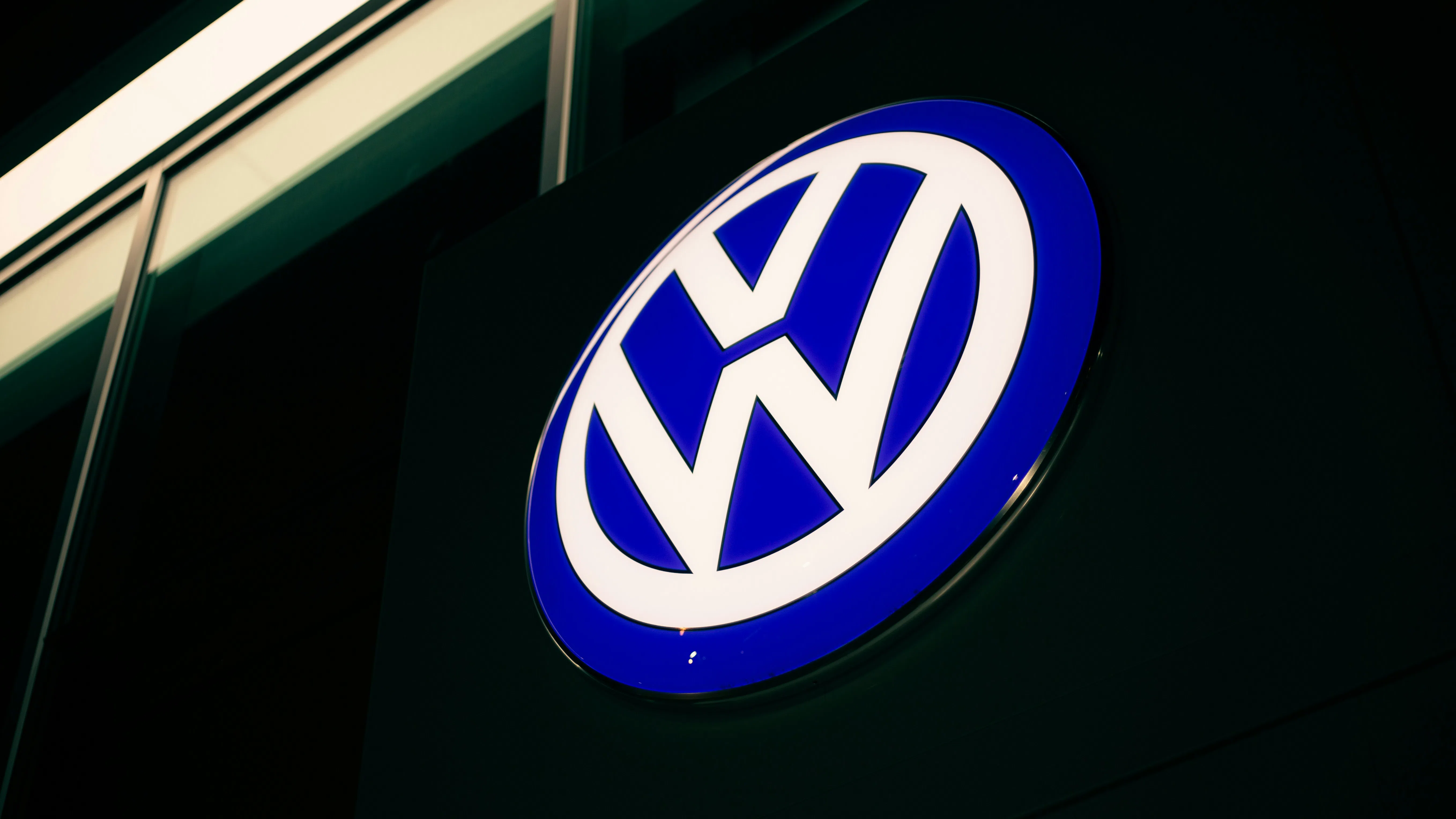 Тримесечни неволи: Mercedes, Volkswagen и Stellantis отчитат спадове в печалбите