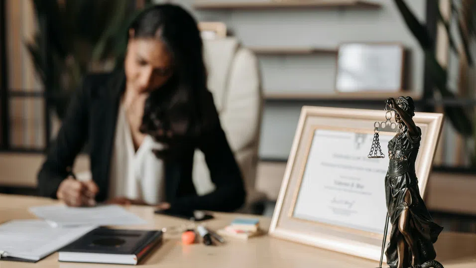 Адвокат или ChatGPT: Кого първо питат богатите за правни консултации