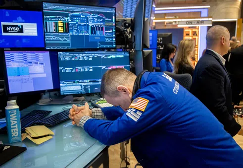 Рязък спад на Уолстрийт, 24 от 30-те компании в Dow завършиха на червено