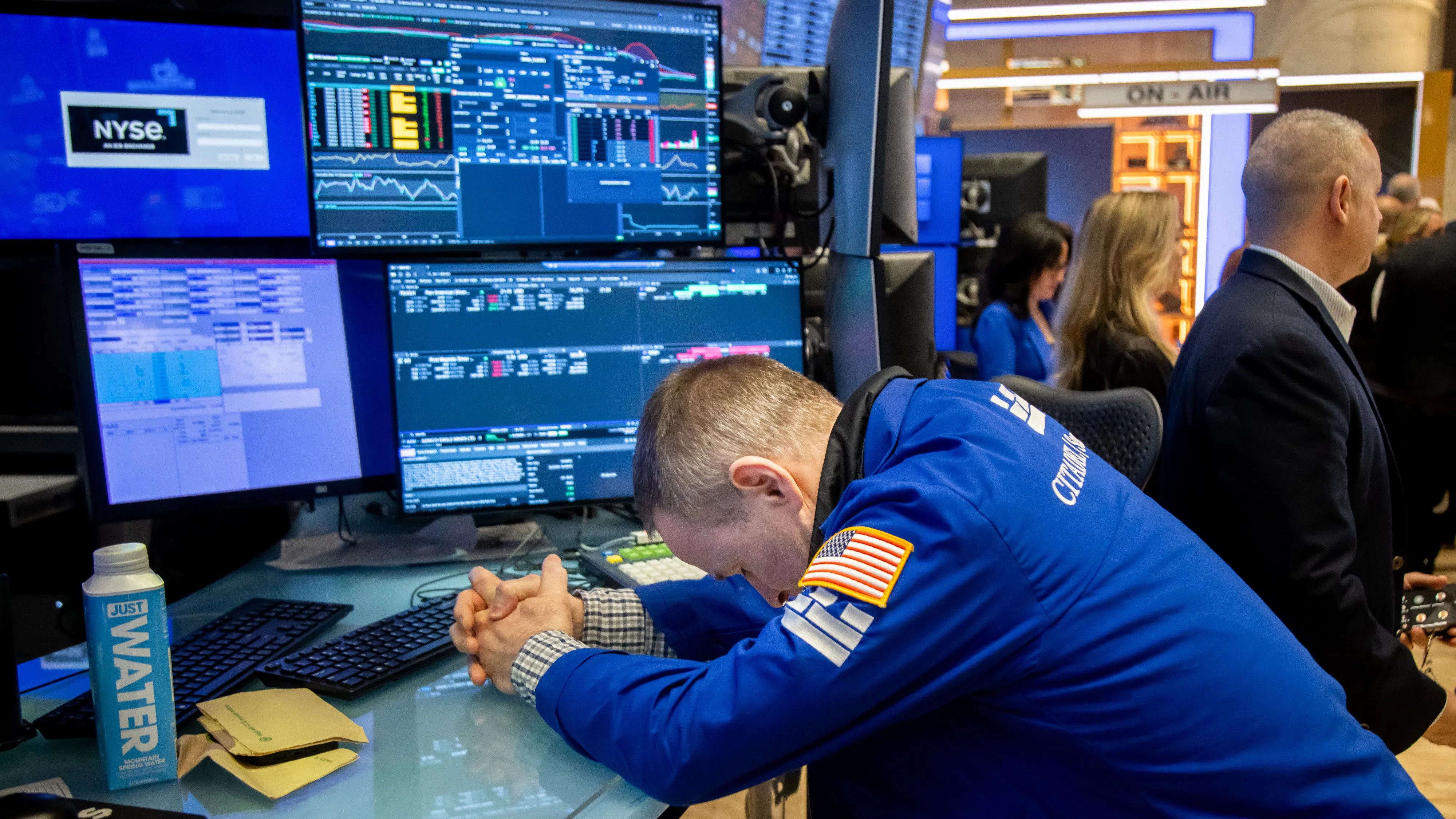 „Индексът на страха“ на Уолстрийт скочи рязко. S&P 500 е на път да отчете най-лошия си ноември от 2008 г.