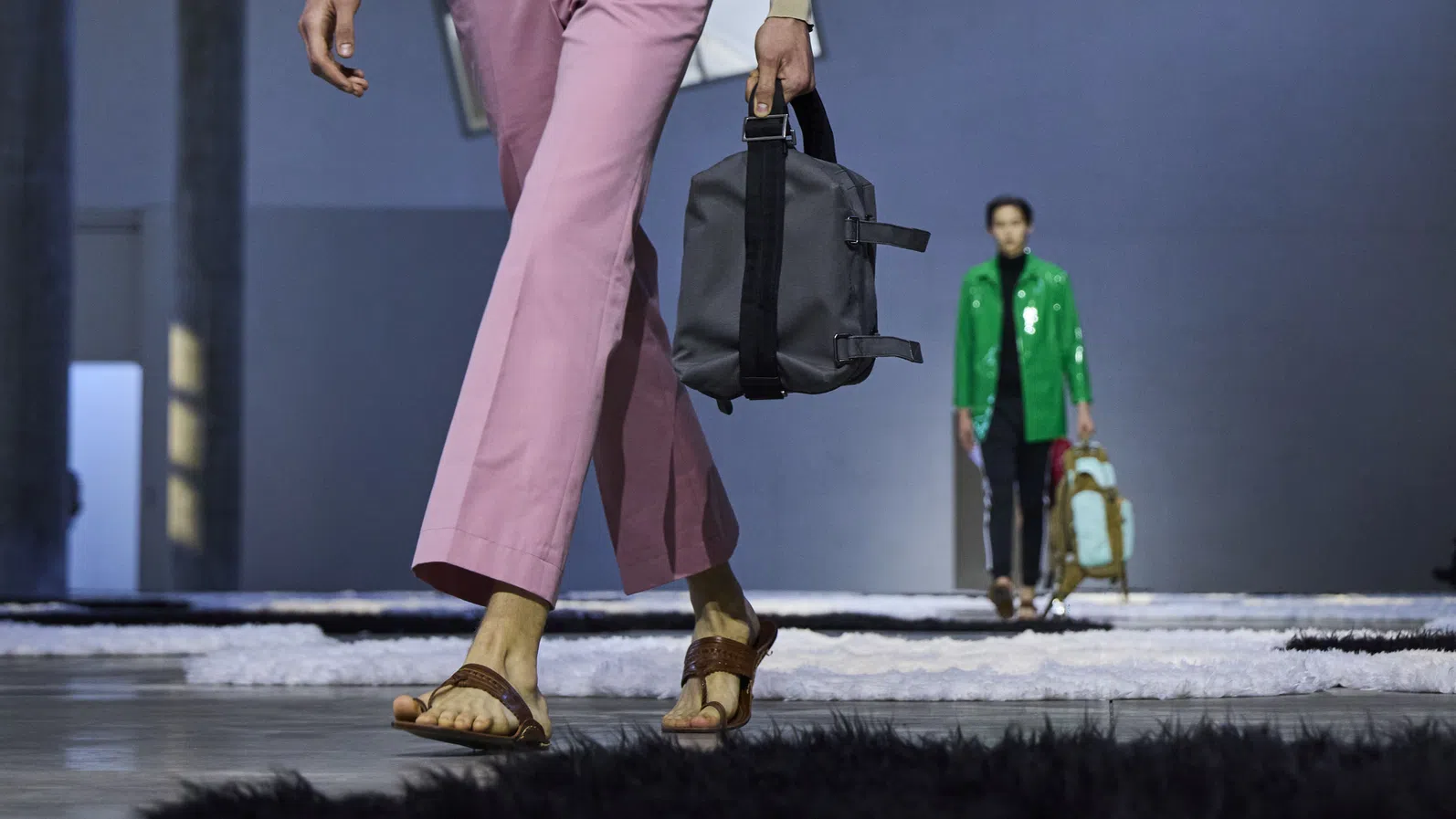 Prada пуска сандали, произведени в Индия, след скандала за културно присвояване