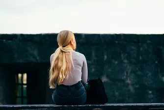 СЗО: Тийнейджърките са най-самотната група хора на света