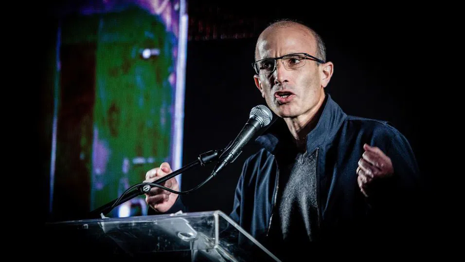 Ювал Ноа Харари за AI: За пръв път от десетки хиляди години човечеството има конкуренция. И тя идва бързо