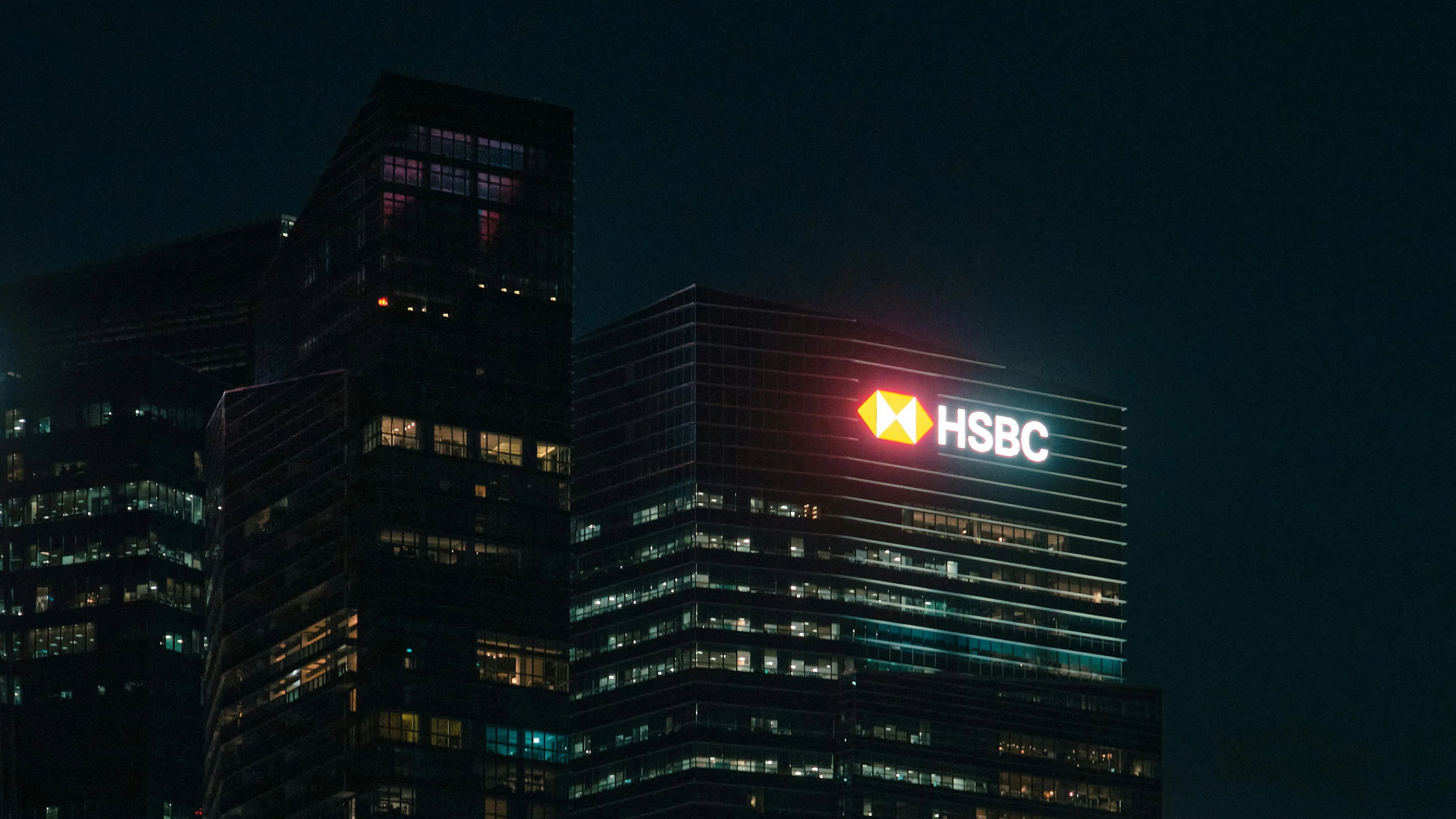 HSBC не оправда очакванията за печалба през второто тримесечие, UBS надмина прогнозите