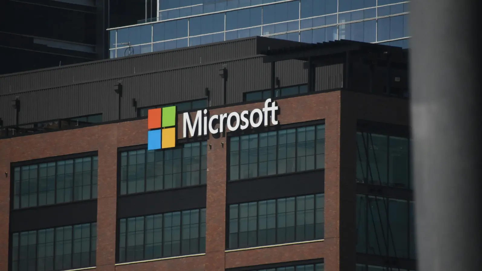Microsoft се изправя срещу OpenAI и Anthropic в битката за корпоративния AI пазар