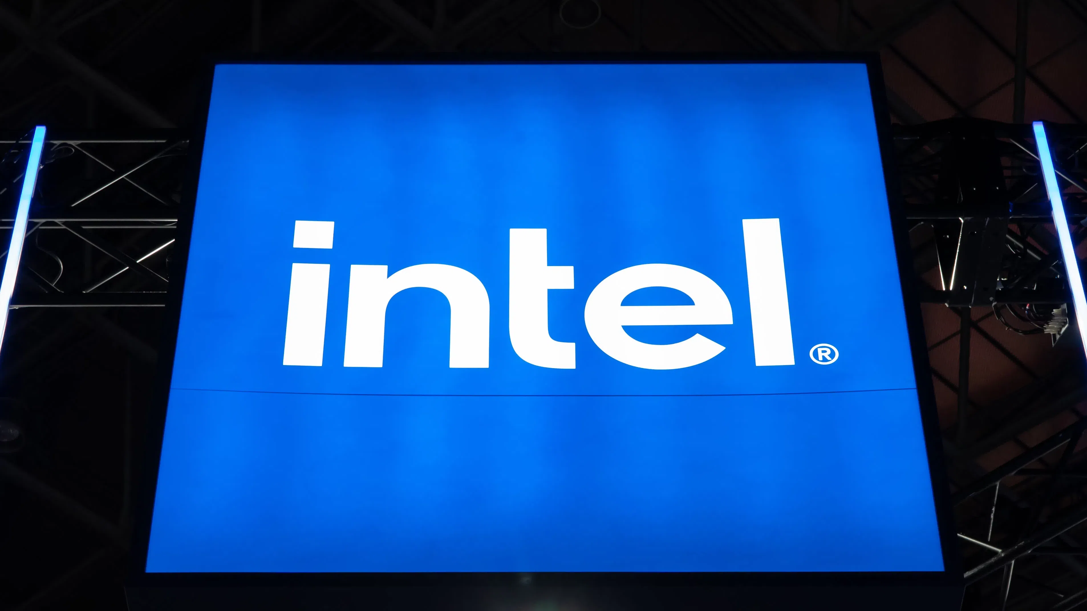 Intel прави смели опити за преструктуриране в лицето на разрухата