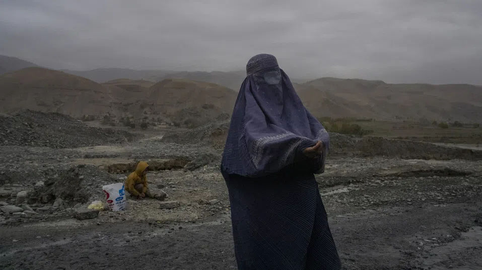 Афганистанските жени губят „последната си надежда“, след като талибаните ограничават достъпа до интернет