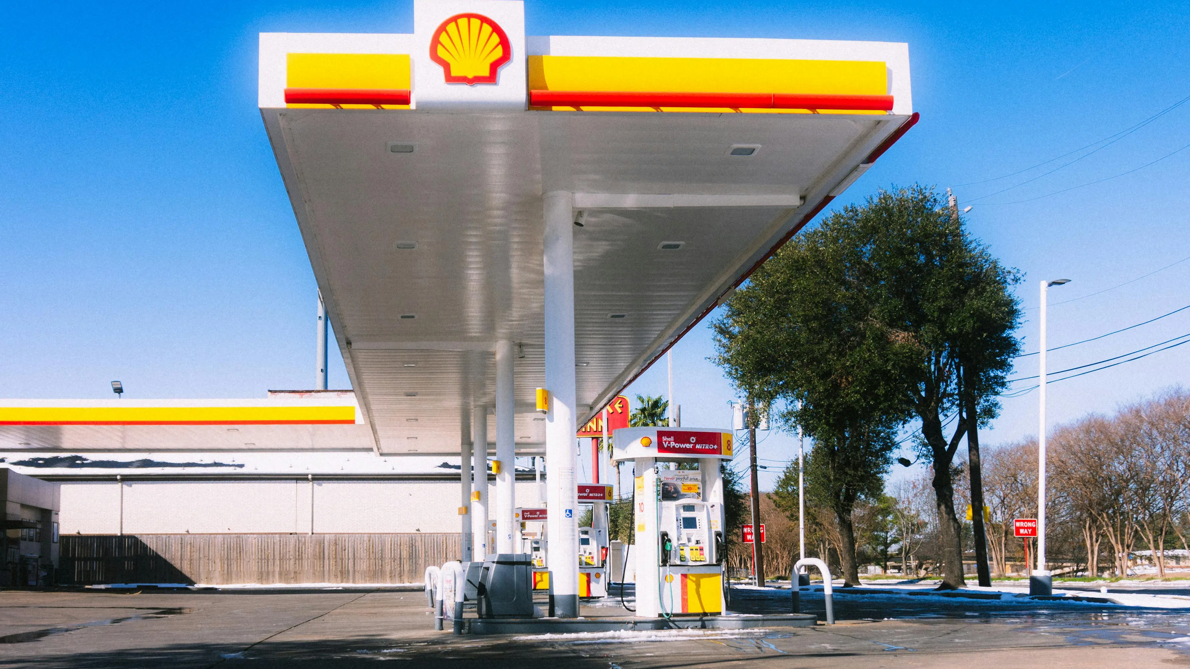 Shell надмина очакванията за тримесечието, въпреки значителния спад