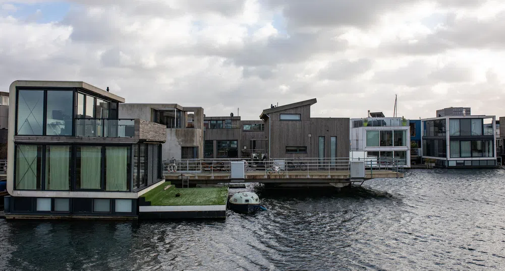 Да строиш върху вода: Технологията зад плаващите къщи