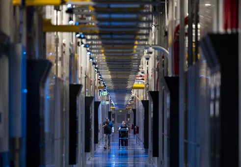 Технологичното послание от Давос: AI ще генерира трилиони – но първо трябва ток