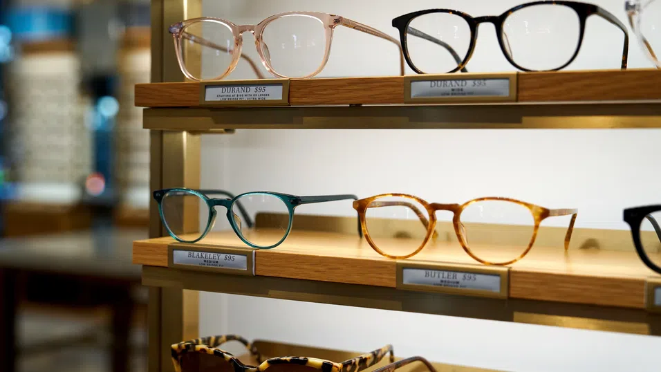 Прозорец към света или шпионин на лицето ти? Смарт очилата се завръщат – по-умни, по-евтини и (може би) по-полезни