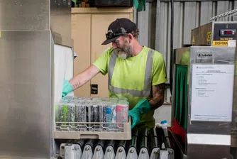 Най-просто казано това е рециклиране, повторна употреба или ремонт на продукти, чрез които процеси да се сведат до минимум извърляните отпадъци