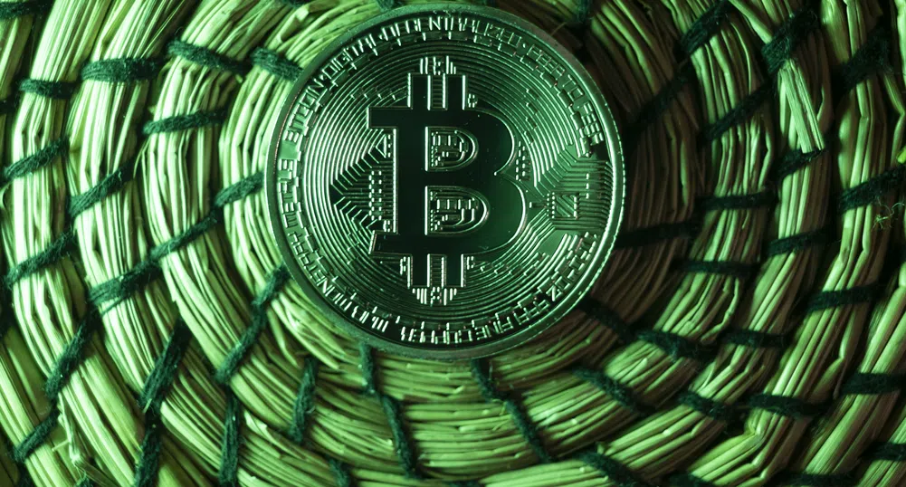 Биткойн отстоява позиции, докато геополитиката притиска глобалните пазари