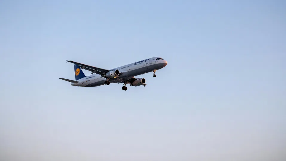 Печалбата на Lufthansa е високо в облаците въпреки тарифната турбуленция