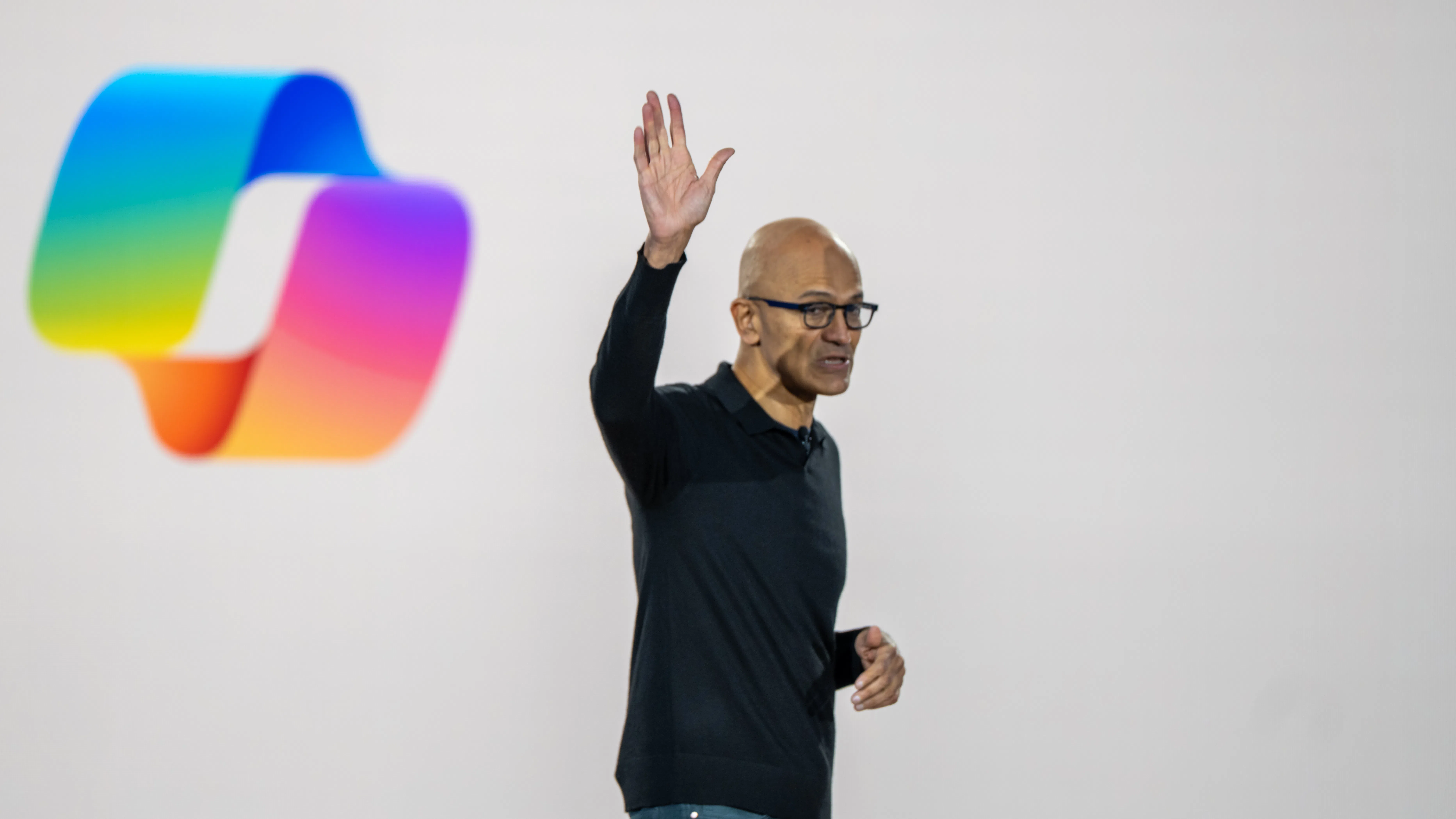 Microsoft с по-добри от очакваните резултати и прогноза за ускорен ръст на харченето за изкуствен интелект