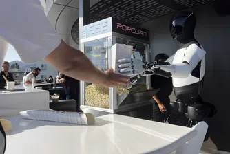 Cyberбургер с гарнитура от хаос: Какво се случва зад стените на новия Tesla Diner