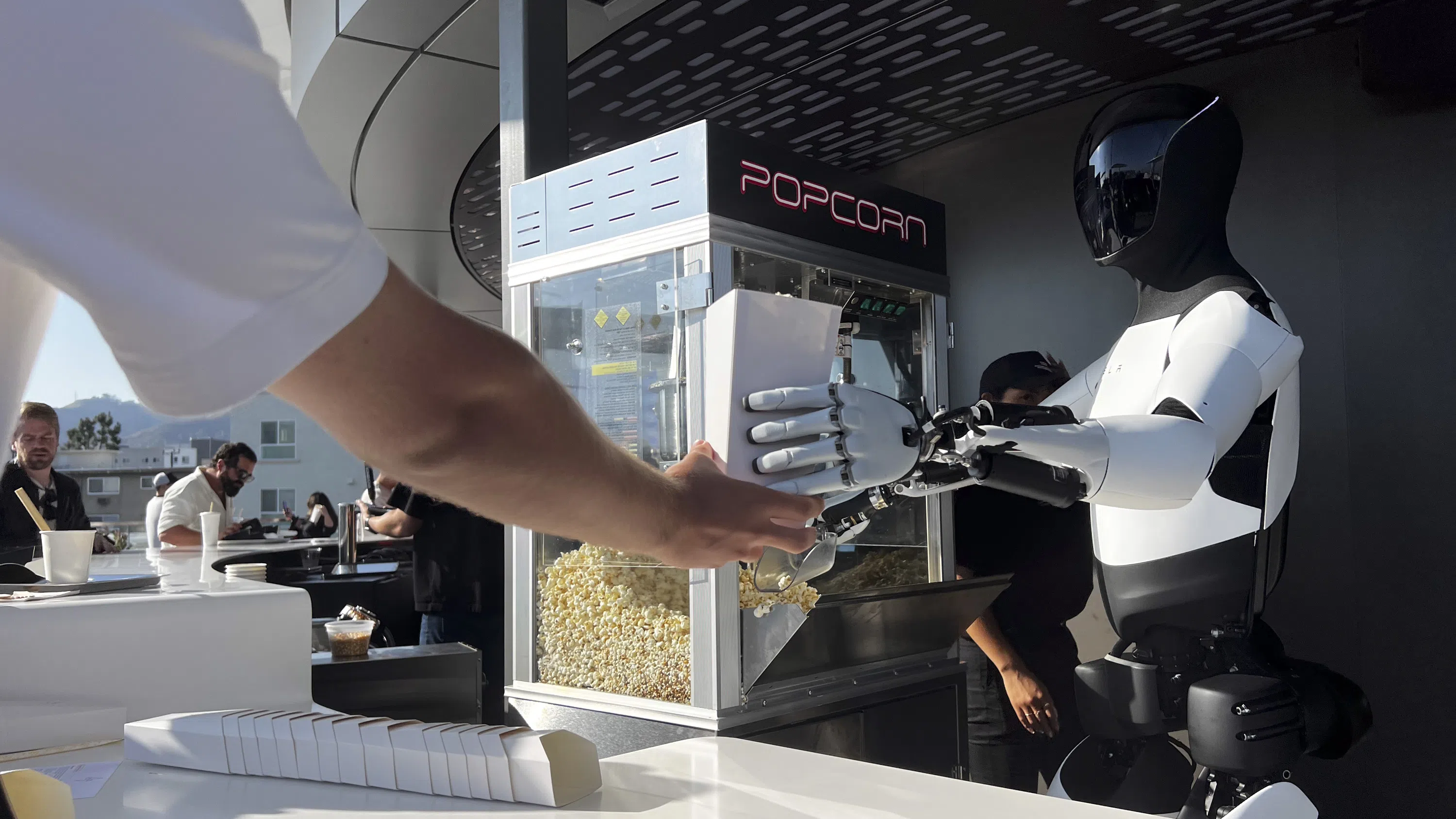 Cyberбургер с гарнитура от хаос: Какво се случва зад стените на новия Tesla Diner