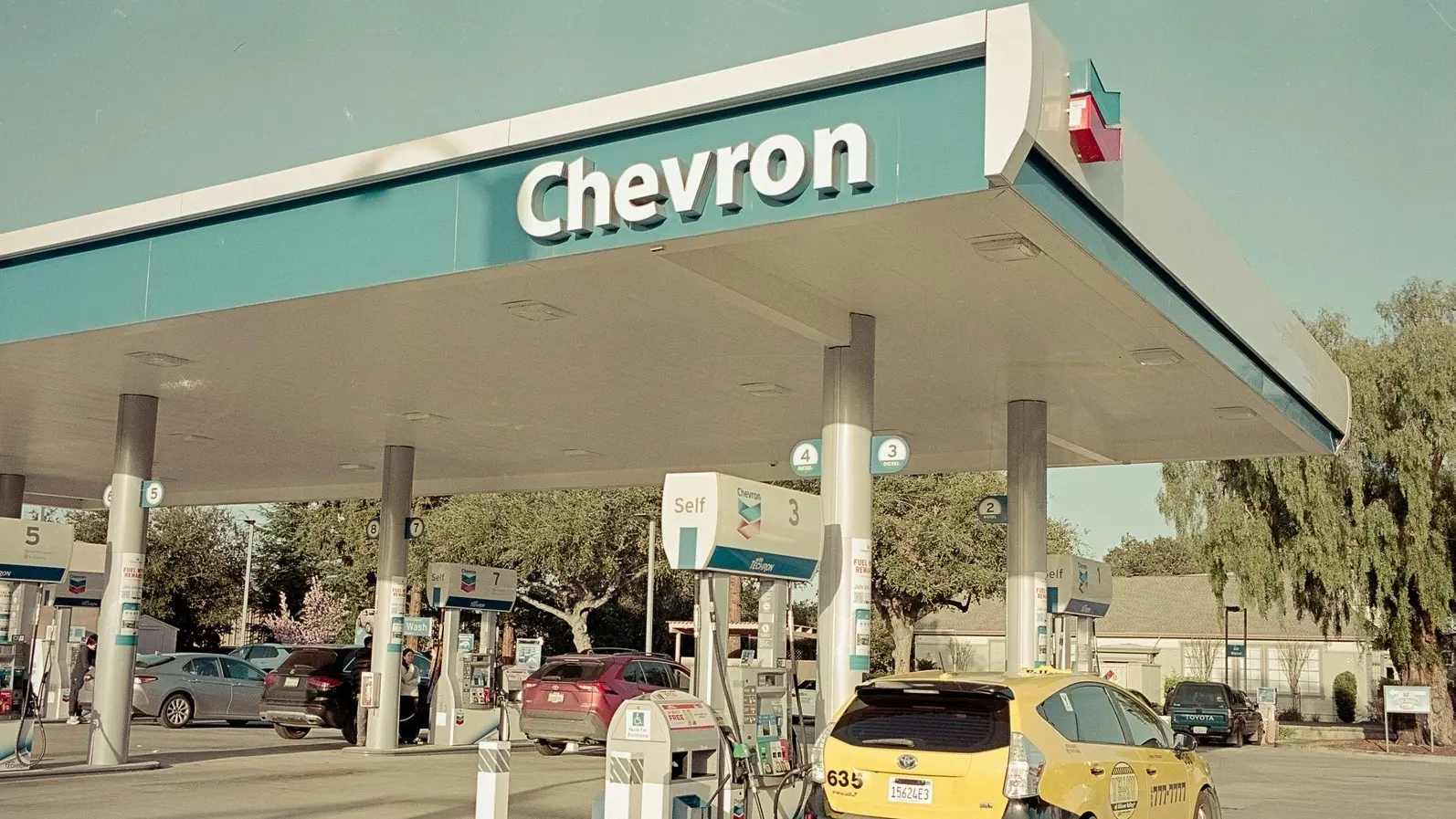 Exxon и Chevron са големите печеливши от поскъпналия петрол заради войната в Иран