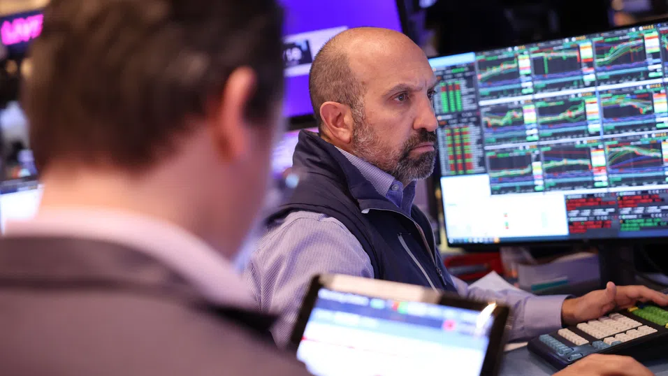 Уолстрийт завърши смесено след новите мита на Тръмп и коментарите на Фед