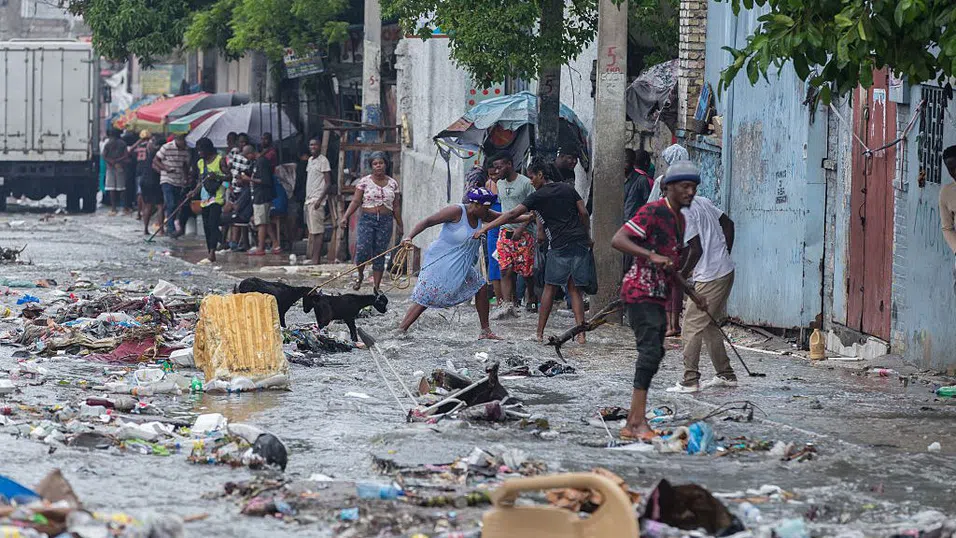 Броят на жертвите от урагана „Мелиса“ расте, докато помощта трудно достига до части от Ямайка