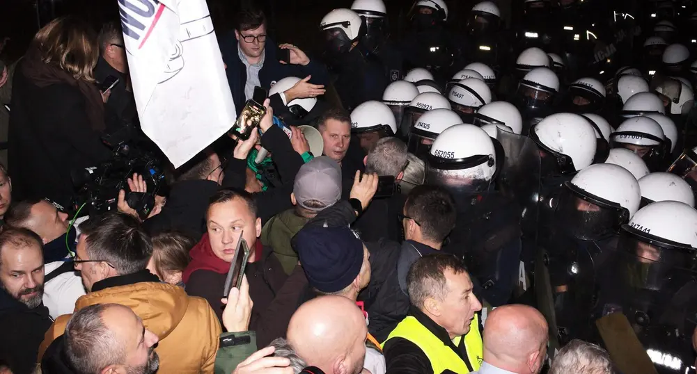 Полицейски кордони и протести в битката за Конституционния съд на Полша