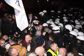 Полицейски кордони и протести в битката за Конституционния съд на Полша
