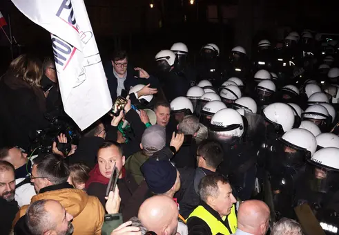Полицейски кордони и протести в битката за Конституционния съд на Полша