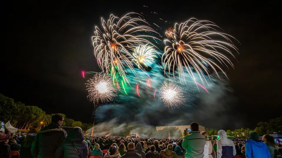 Фойерверки, танци и среднощна меса: Как светът ще посрещне 2025