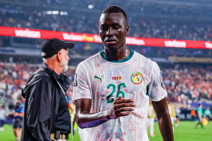 Pape Gueye suspend sa carrière internationale et critique le staff après l’élimination du Sénégal face à la Belgique.