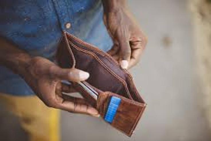 5 erreurs financières fréquentes que font les jeunes Ivoiriens et qui les ruinent