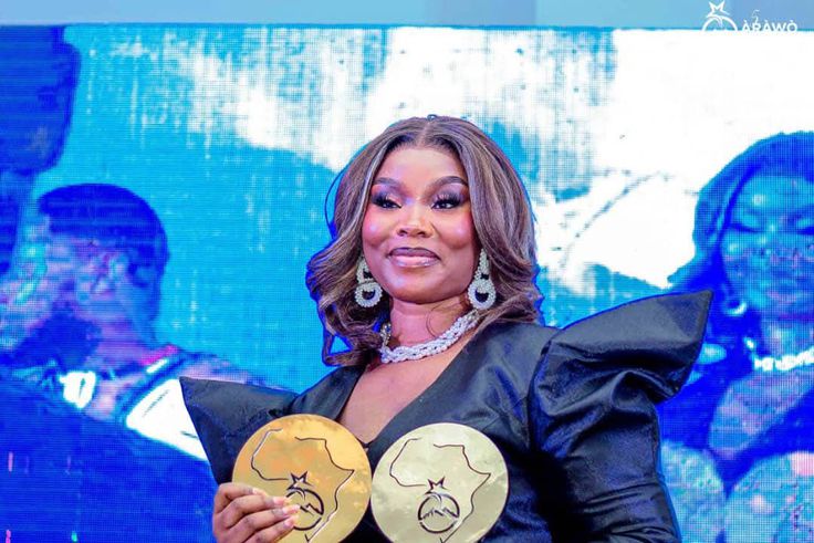 Roseline Layo couronnée Meilleure Artiste Francophone aux Arawò Ambassadeur Awards 2025