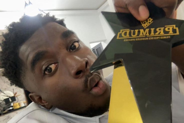 Chris Vital : le web humoriste ivoirien couronné meilleur créateur digital au PRIMUD 2025