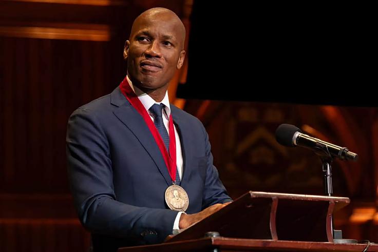 Didier Drogba à Harvard : la légende ivoirienne reçoit la plus haute distinction de l’université en études africaines