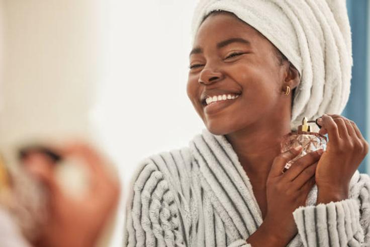 Comment bien mettre son parfum pour qu'il dure toute la journée ? Voici 5 astuces