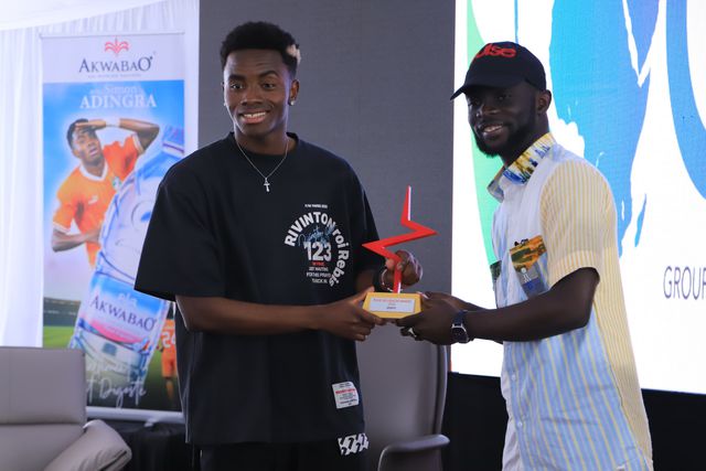 🏆 Pulse Influencer Awards 2024 : Simon Adingra reçoit enfin son trophée ! | Pulse Events